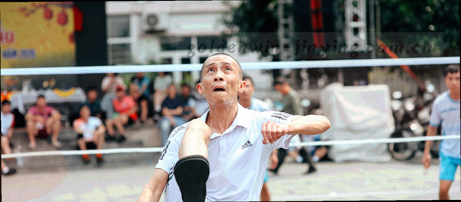 抽象化的大雁塔轮廓线稿，背后是等距排列的金色水平线